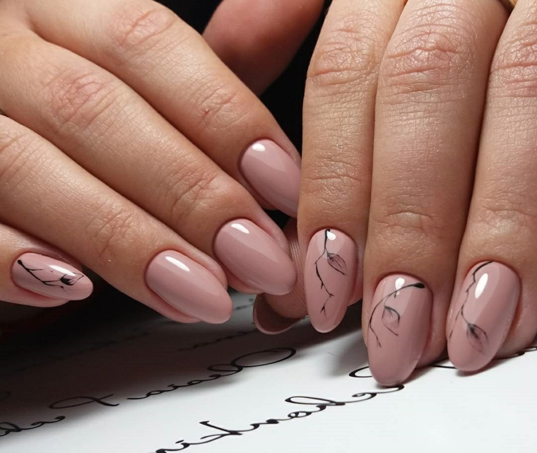 Decorazione unghie dalla forma di mandorla con un effetto marmo di colore nero e rosa 