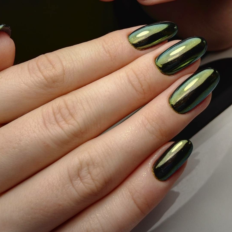 Unghie a punta, colore verde intenso con riflessi luminosi per unghia lunga dalla forma tondeggiante 