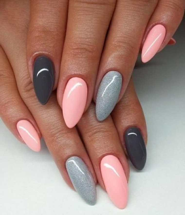 Forma unghie, punte arrotondate e smalti di diverso colore, argento glitter, grigio e rosa 