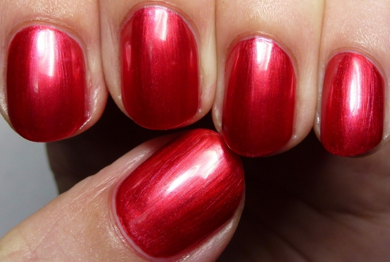 unghia rosse, un'idea per la manicure di capodanno realizzata con smalto metallizzato tinta unita