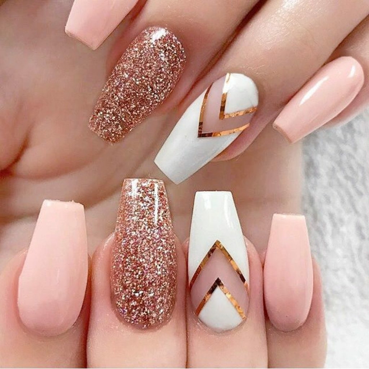 unghie decorate, una manicure elegante e raffinata realizzata con smalti rosa chiaro, bianco e glitter