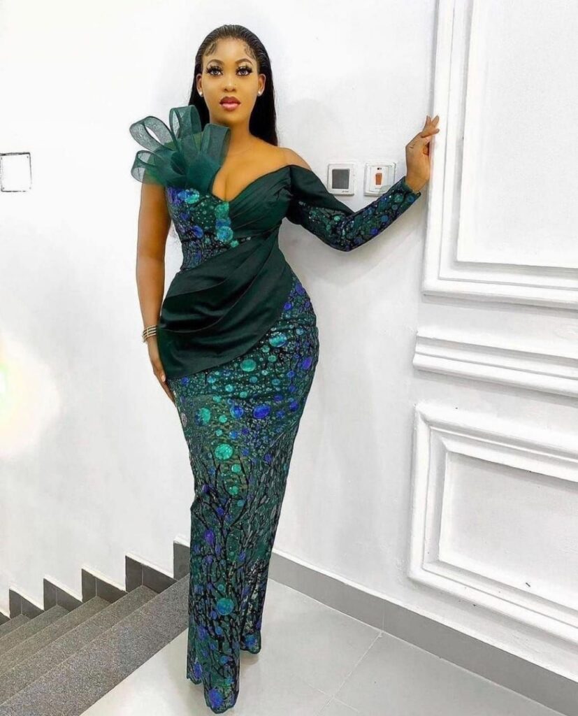 Ladies, Check Out These Stunning Asoebi Styles You Can Rock To Any Occasion (1)