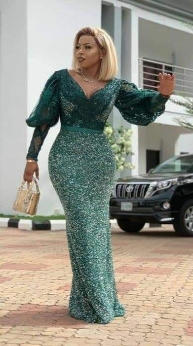 Ladies, Check Out These Stunning Asoebi Styles You Can Rock To Any Occasion (10)