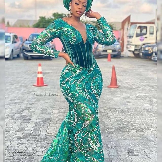 Ladies, Check Out These Stunning Asoebi Styles You Can Rock To Any Occasion (13)