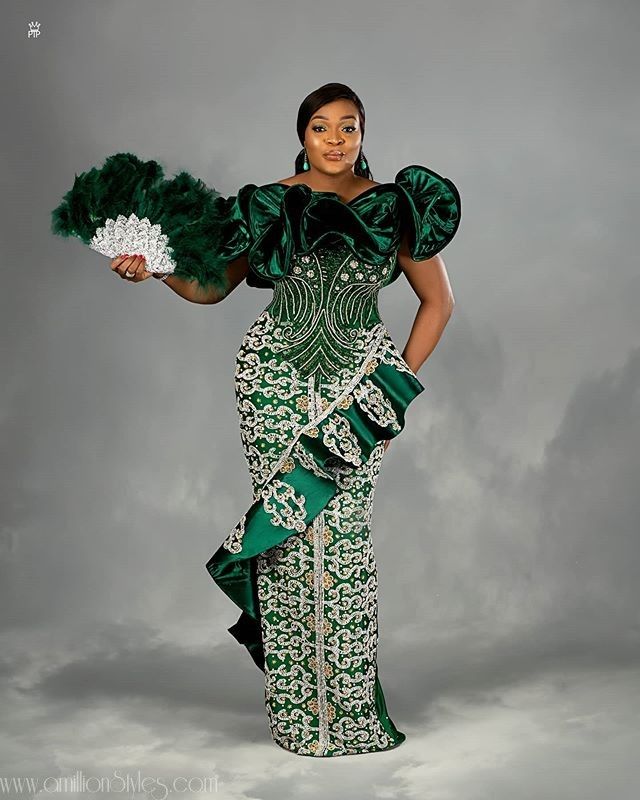 Ladies, Check Out These Stunning Asoebi Styles You Can Rock To Any Occasion (15)